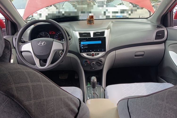 Used Hyundai Verna (older generation) 2010 Sedan 1.4L Automatic Fashionable GT Model Center Console