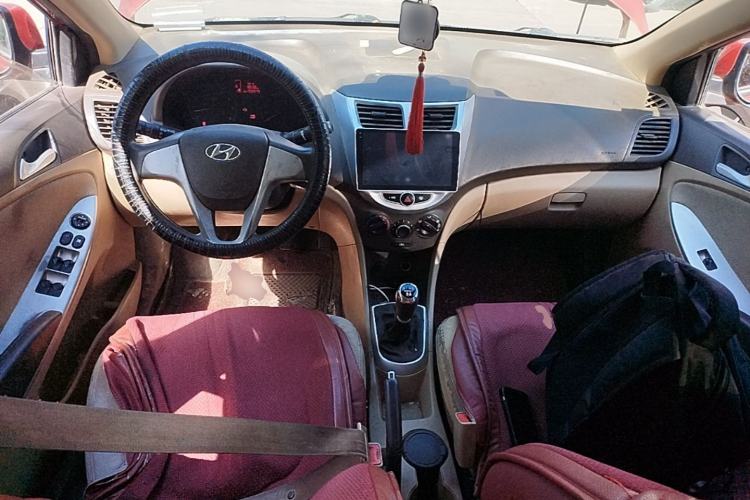 Used Hyundai Verna (older generation) 2010 Sedan 1.4L Manual Comfort GS Center Console