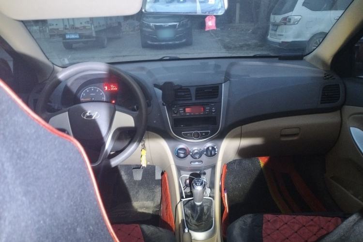 Used Hyundai Verna (older generation) 2010 Sedan 1.4L Manual Comfort GS Center Console