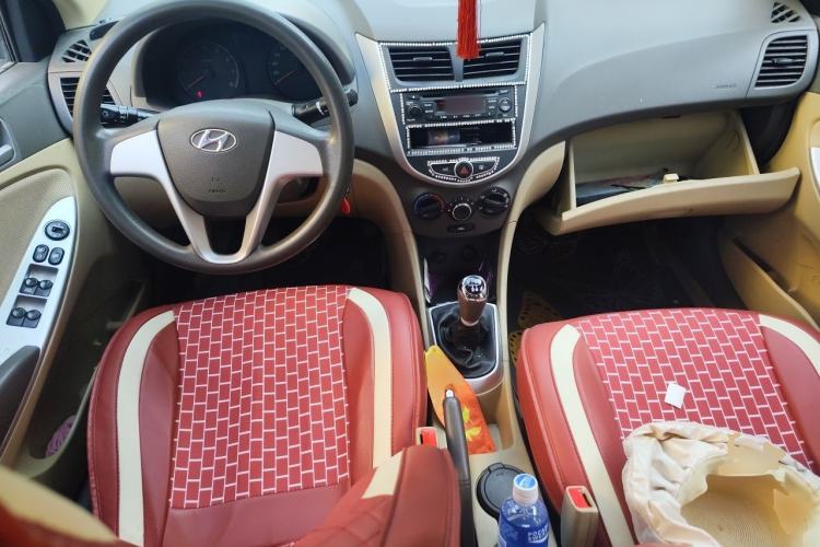 Used Hyundai Verna (older generation) 2010 Sedan 1.4L Manual Comfort GS Center Console