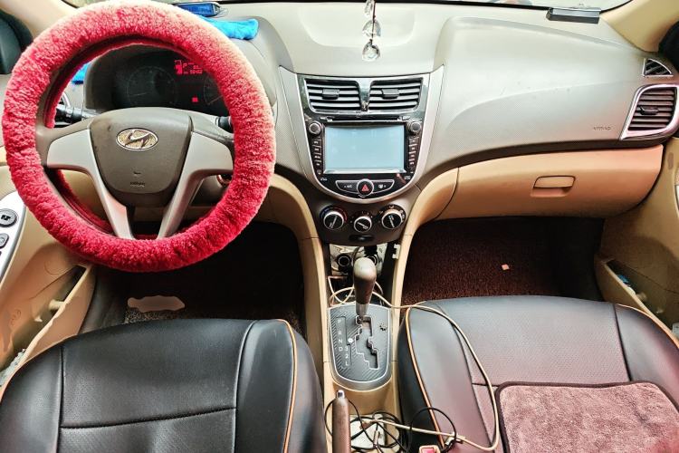 Used Hyundai Verna (older generation) 2010 Sedan 1.4L Automatic Comfort Model GS Center Console
