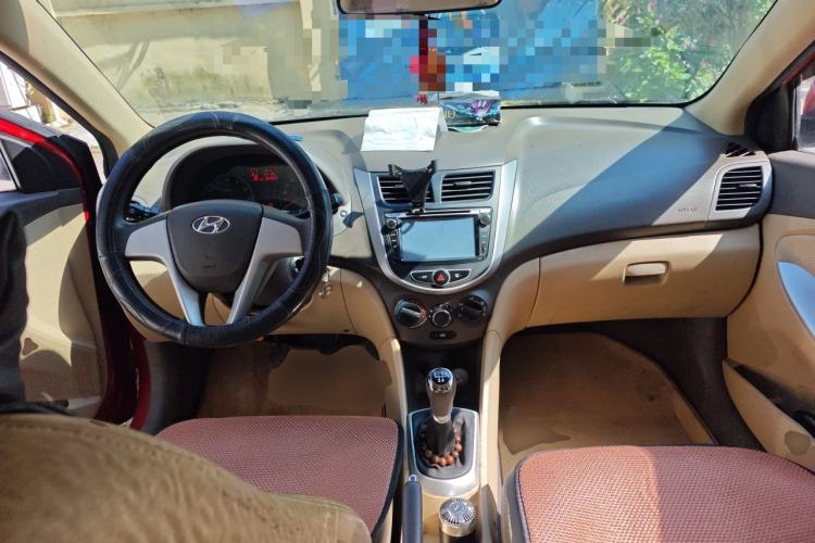 Used Hyundai Verna (older generation) 2010 Sedan 1.4L Manual Comfort GS Center Console