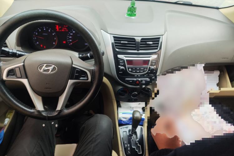 Used Hyundai Verna (older generation) 2010 Sedan 1.4L Automatic Luxury GLS Trim Center Console