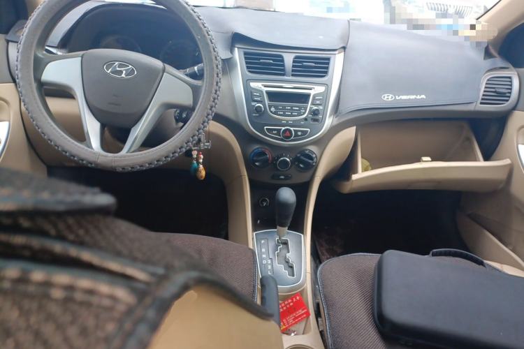 Used Hyundai Verna (older generation) 2010 Sedan 1.4L Automatic Fashionable GT Model Center Console