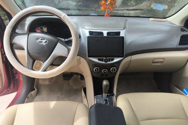 Used Hyundai Verna (older generation) 2010 Sedan 1.4L Automatic Comfort Model GS Center Console