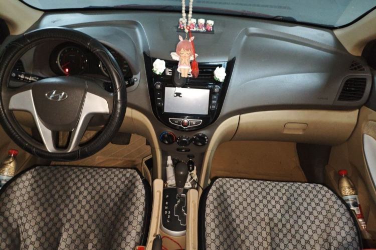 Used Hyundai Verna (older generation) 2010 Sedan 1.4L Automatic Fashionable GT Model Center Console