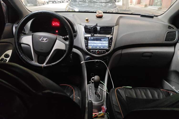 Used Hyundai Verna (older generation) 2010 Sedan 1.4L Automatic Comfort Model GS Center Console
