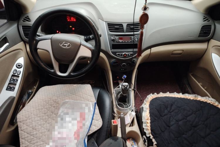 Used Hyundai Verna (older generation) 2010 Sedan 1.4L Manual Comfort GS Center Console