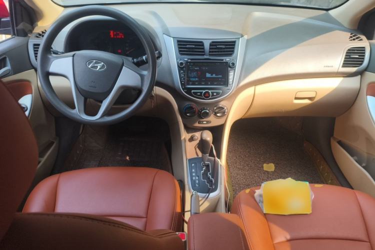 Used Hyundai Verna (older generation) 2010 Sedan 1.4L Automatic Comfort Model GS Center Console