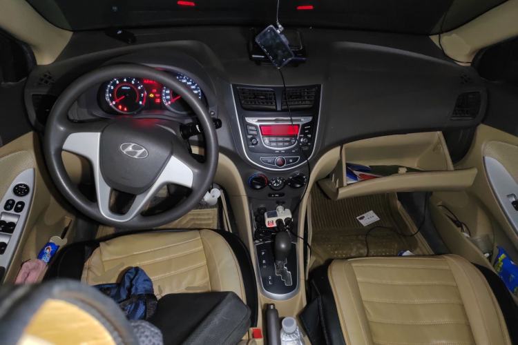 Used Hyundai Verna (older generation) 2010 Sedan 1.4L Automatic Fashionable GT Model Center Console