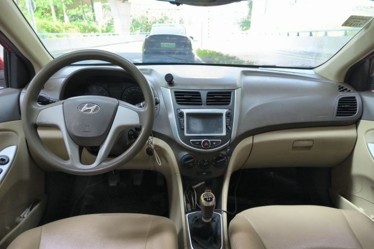 Used Hyundai Verna (older generation) 2010 Sedan 1.4L Manual Comfort GS Center Console
