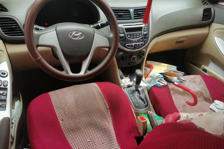 Used Hyundai Verna (older generation) 2010 Sedan 1.4L Automatic Comfort Model GS Center Console