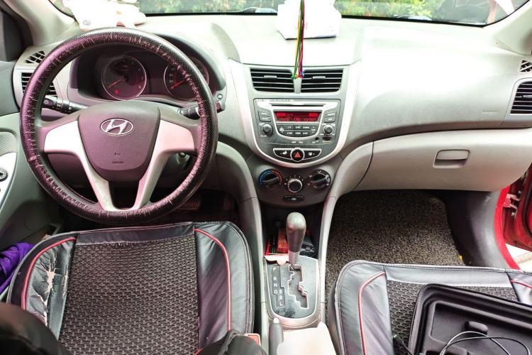 Used Hyundai Verna (older generation) 2010 Sedan 1.4L Automatic Fashionable GT Model Center Console