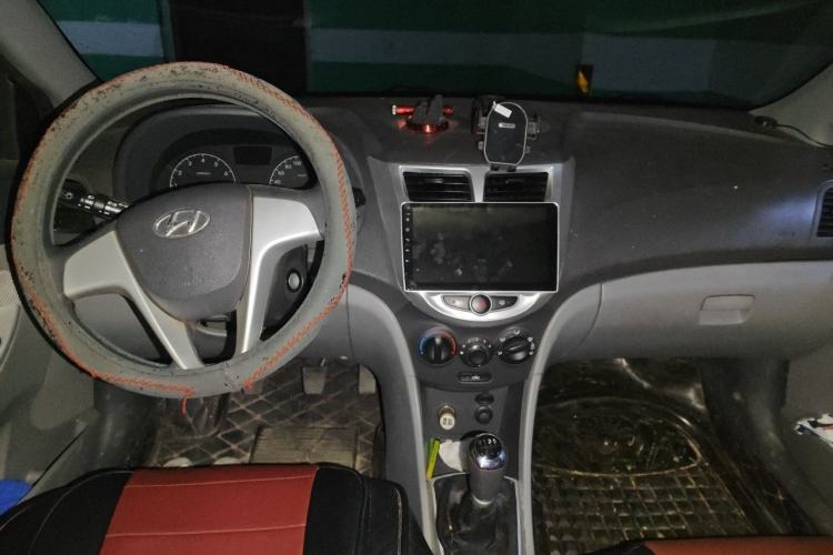 Used Hyundai Verna (older generation) 2010 Sedan 1.4L Manual Comfort GS Center Console
