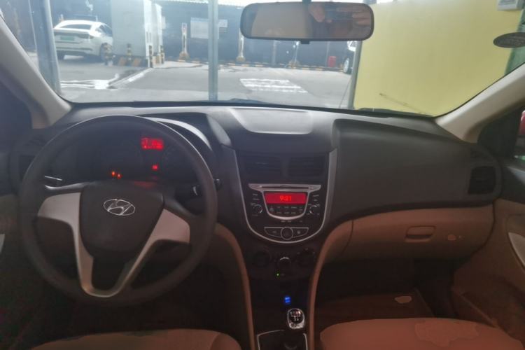 Used Hyundai Verna (older generation) 2010 Sedan 1.4L Manual Comfort GS Center Console