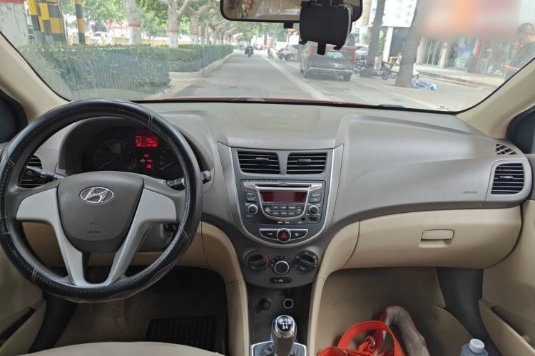 Used Hyundai Verna (older generation) 2010 Sedan 1.4L Manual Comfort GS Center Console