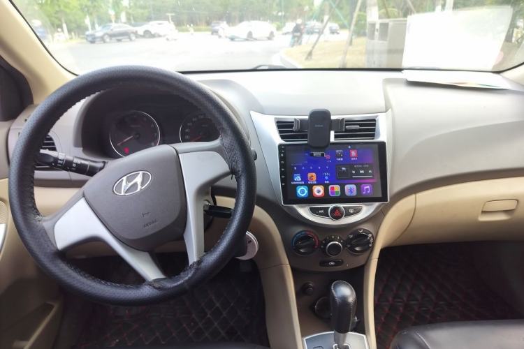 Used Hyundai Verna (older generation) 2010 Sedan 1.4L Automatic Fashionable GT Model Center Console