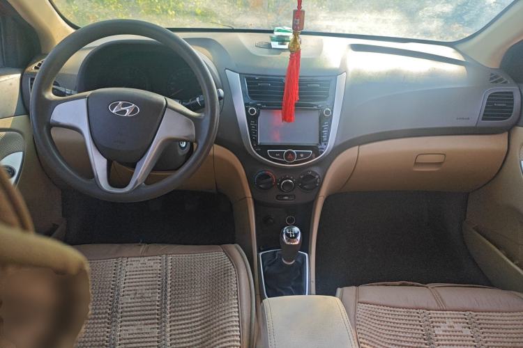 Used Hyundai Verna (older generation) 2010 Sedan 1.4L Manual Comfort GS Center Console
