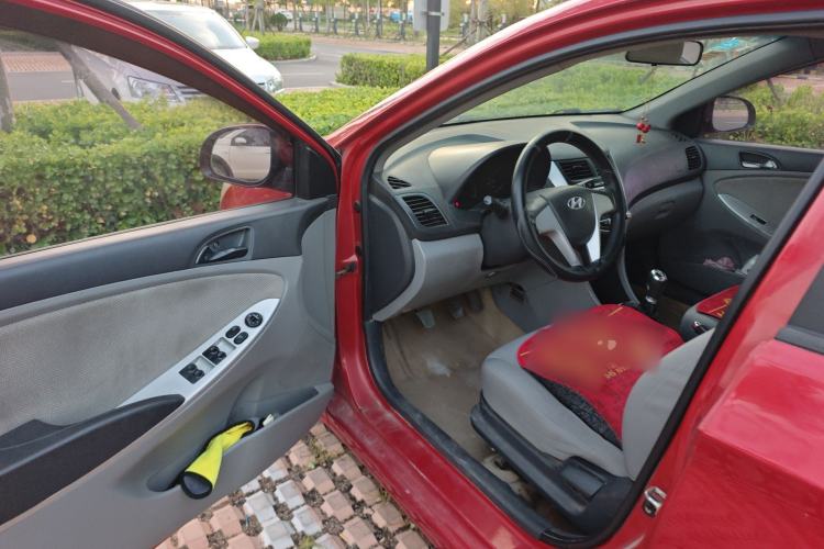 Used Hyundai Verna (older generation) 2010 Sedan 1.4L Manual Comfort GS Driver Seat
