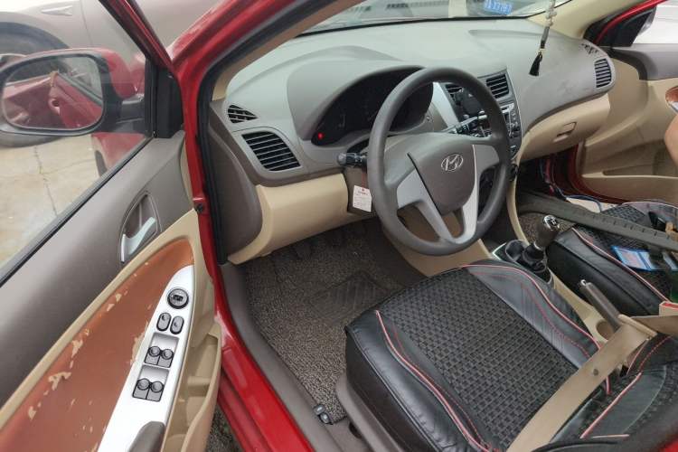 Used Hyundai Verna (older generation) 2010 Sedan 1.4L Manual Comfort GS Driver Seat