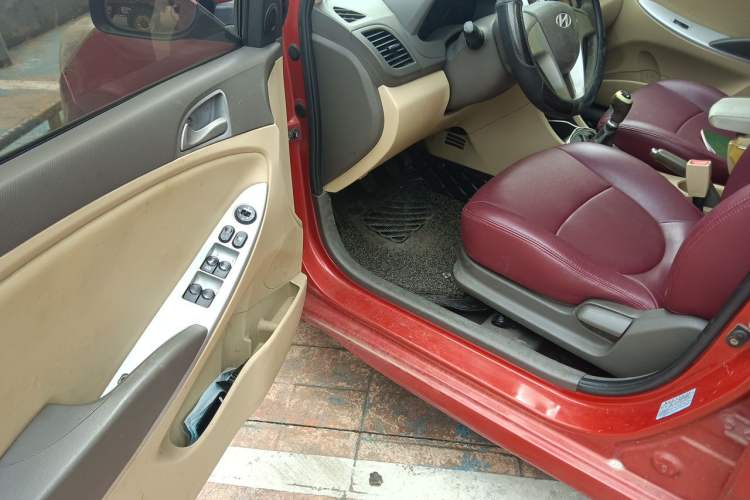 Used Hyundai Verna (older generation) 2010 Sedan 1.4L Manual Comfort GS Driver Seat