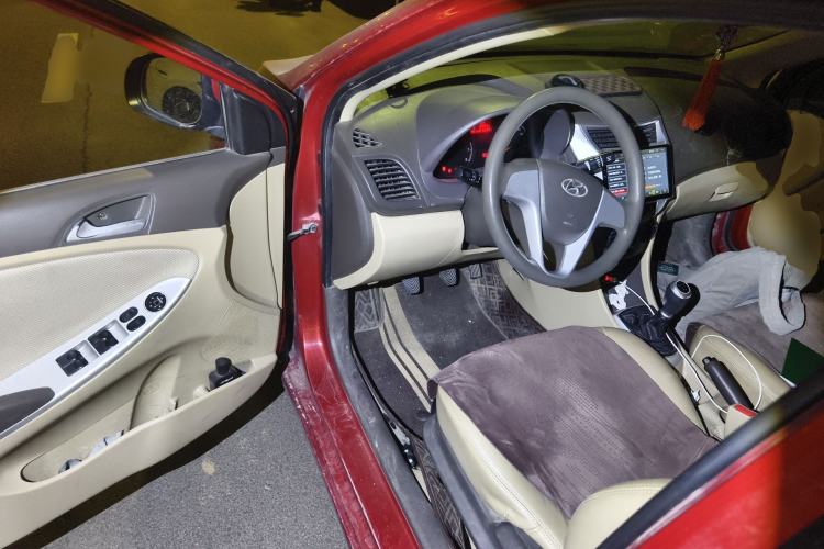 Used Hyundai Verna (older generation) 2010 Sedan 1.4L Manual Comfort GS Driver Seat