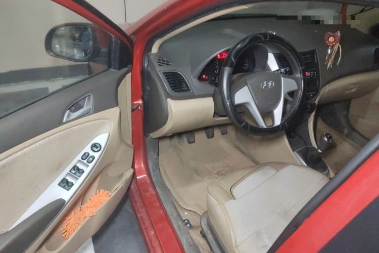 Used Hyundai Verna (older generation) 2010 Sedan 1.4L Manual Comfort GS Driver Seat