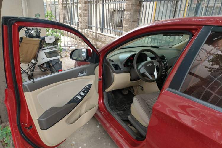 Used Hyundai Verna (older generation) 2010 Sedan 1.4L Automatic Comfort Model GS Driver Seat