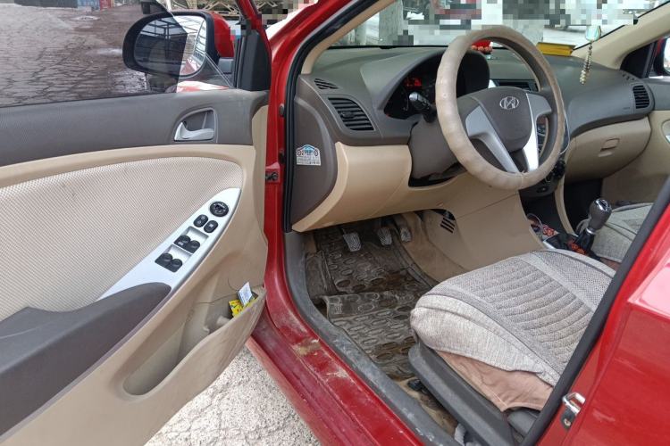 Used Hyundai Verna (older generation) 2010 Sedan 1.4L Manual Comfort GS Driver Seat