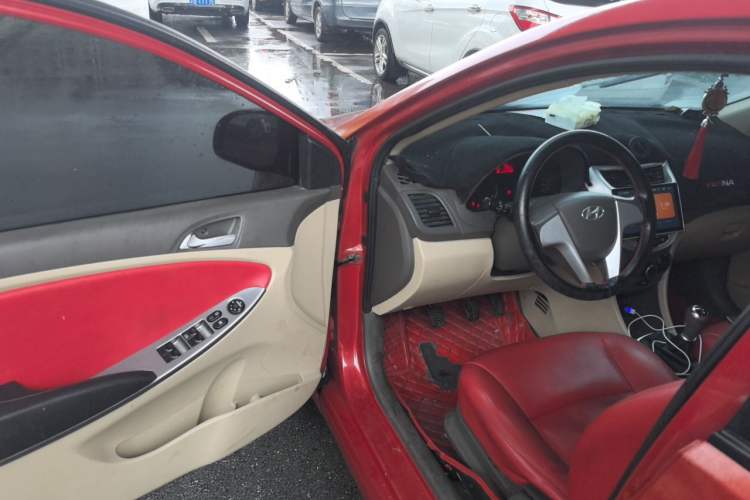 Used Hyundai Verna (older generation) 2010 Sedan 1.4L Manual Comfort GS Driver Seat
