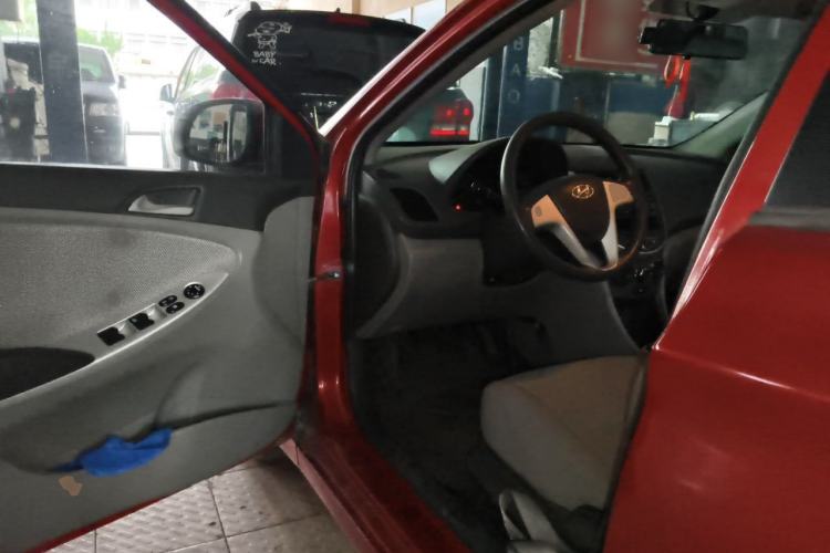 Used Hyundai Verna (older generation) 2010 Sedan 1.4L Manual Comfort GS Driver Seat