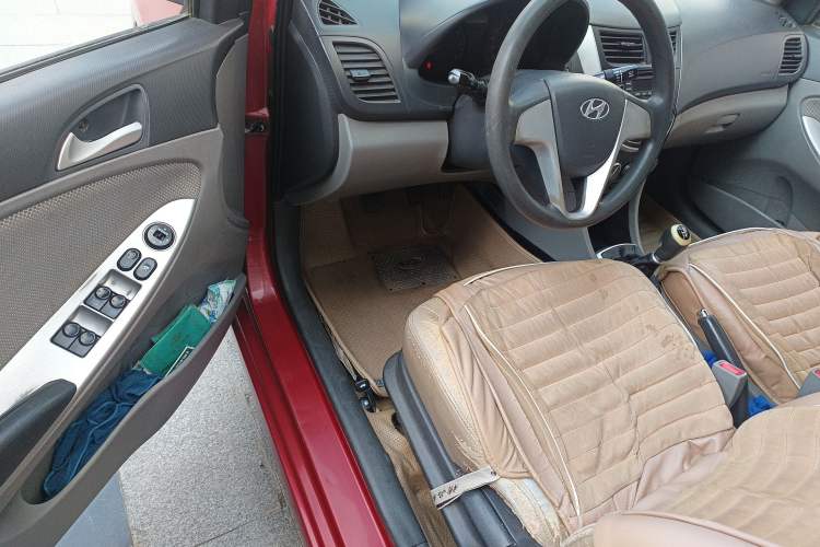 Used Hyundai Verna (older generation) 2010 Sedan 1.4L Manual Comfort GS Driver Seat