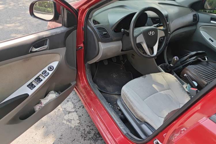 Used Hyundai Verna (older generation) 2010 Sedan 1.4L Manual Comfort GS Driver Seat