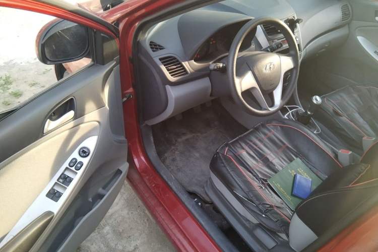 Used Hyundai Verna (older generation) 2010 Sedan 1.4L Manual Comfort GS Driver Seat