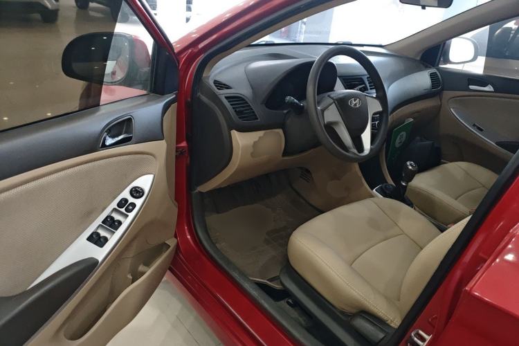 Used Hyundai Verna (older generation) 2010 Sedan 1.4L Manual Comfort GS Driver Seat