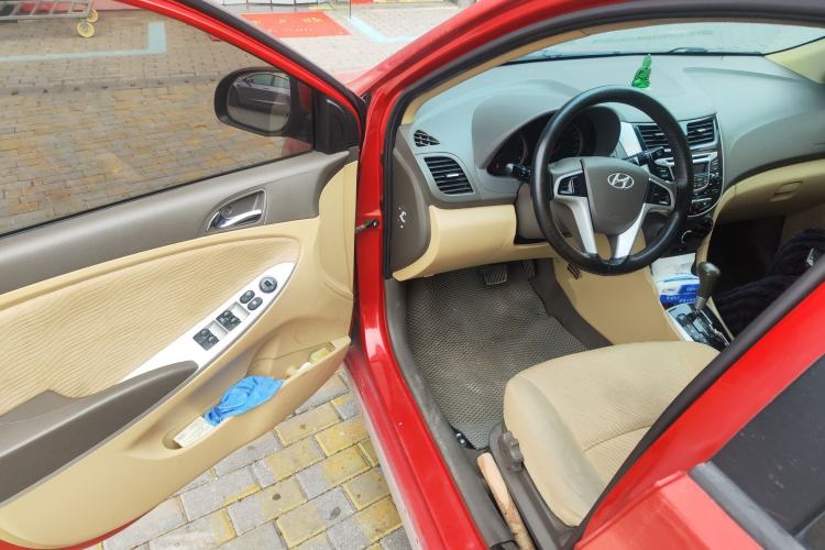Used Hyundai Verna (older generation) 2010 Sedan 1.4L Automatic Luxury GLS Trim Driver Seat