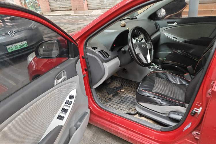 Used Hyundai Verna (older generation) 2010 Sedan 1.4L Automatic Comfort Model GS Driver Seat
