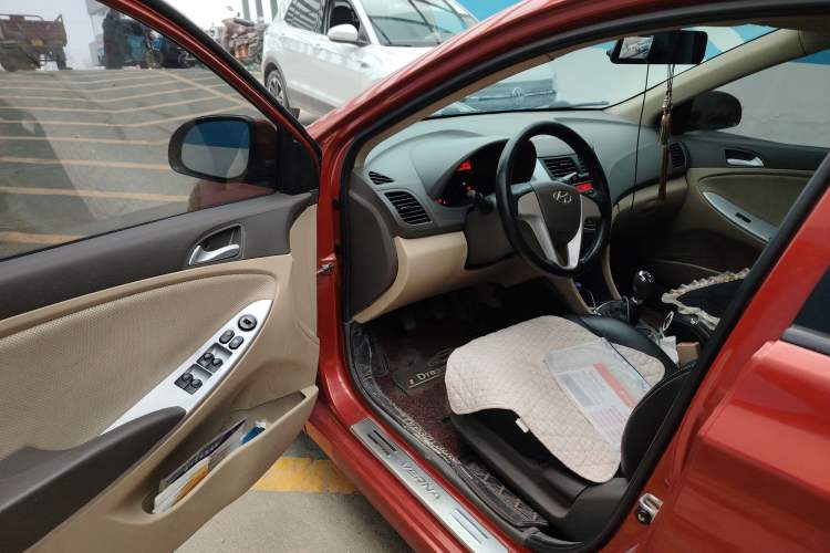 Used Hyundai Verna (older generation) 2010 Sedan 1.4L Manual Comfort GS Driver Seat