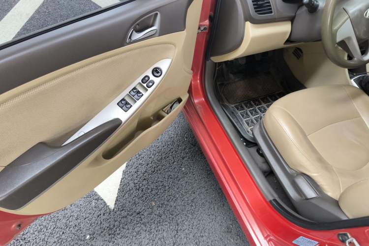 Used Hyundai Verna (older generation) 2010 Sedan 1.4L Manual Comfort GS Driver Seat