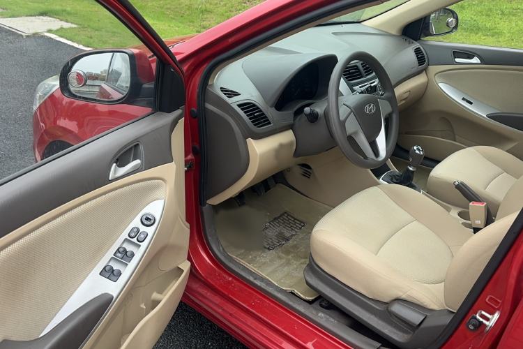 Used Hyundai Verna (older generation) 2010 Sedan 1.4L Manual Comfort GS Driver Seat