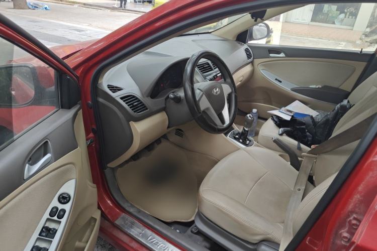 Used Hyundai Verna (older generation) 2010 Sedan 1.4L Manual Comfort GS Driver Seat