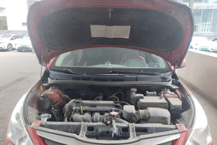 Used Hyundai Verna (older generation) 2010 Sedan 1.4L Manual Comfort GS Engine Bay