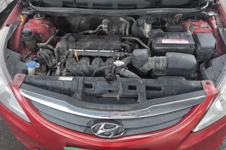 Used Hyundai Verna (older generation) 2010 Sedan 1.4L Manual Comfort GS Engine Bay
