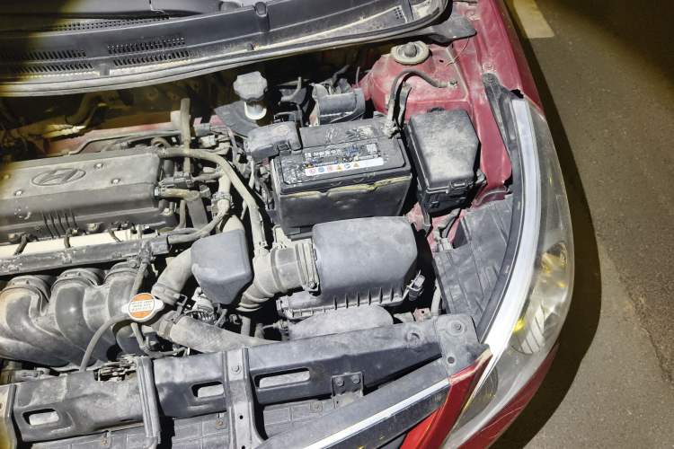 Used Hyundai Verna (older generation) 2010 Sedan 1.4L Manual Comfort GS Engine Bay Left