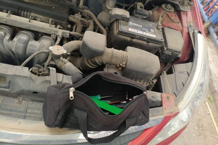 Used Hyundai Verna (older generation) 2010 Sedan 1.4L Manual Standard GL Model Engine Bay Left