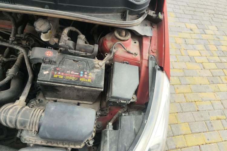 Used Hyundai Verna (older generation) 2010 Sedan 1.4L Automatic Luxury GLS Trim Engine Bay Left