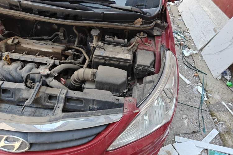 Used Hyundai Verna (older generation) 2010 Sedan 1.4L Automatic Comfort Model GS Engine Bay Left