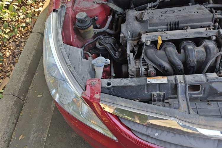 Used Hyundai Verna (older generation) 2010 Sedan 1.4L Manual Comfort GS Engine Bay Right
