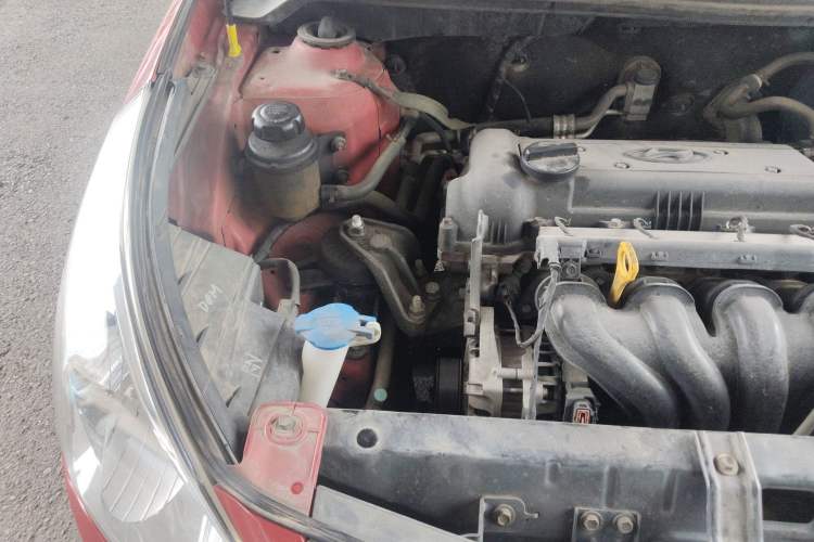 Used Hyundai Verna (older generation) 2010 Sedan 1.4L Manual Comfort GS Engine Bay Right