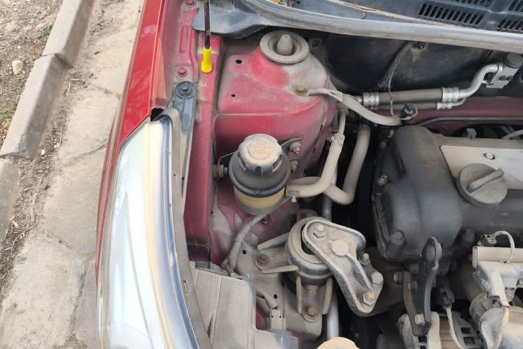Used Hyundai Verna (older generation) 2010 Sedan 1.4L Manual Comfort GS Engine Bay Right